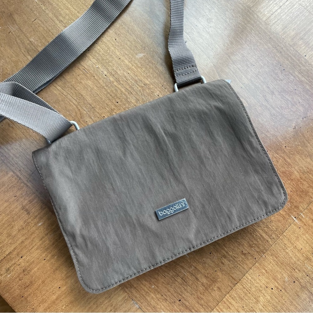 Baggallini Taupe Nylon Crossbody Bag Clever 3 Zip